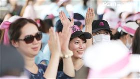 長榮空服員於南崁總公司抗議現場(圖/記者林士傑攝)