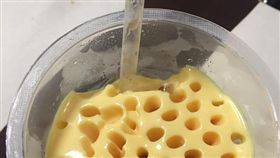 香甜可口的布丁受到大人小孩喜愛，一般人吃布丁時都會用小湯匙來挖，但一名男網友就在《爆廢公社》中發文，說自己買完布丁後忘記跟店員拿湯匙，只能用吸管一口一口吸著吃，並PO出一張「吸過」的布丁照，想問網友們該如何解決吃不到布丁的窘況，但沒想到布丁照片卻嚇壞網友，更有人留言怒罵「超噁」、「看了起雞皮疙瘩」。（圖／翻攝自爆廢公社）