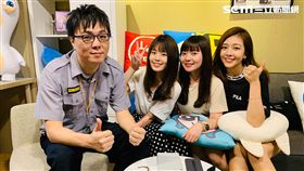 3C達人廖阿輝直擊電獺少女辦公室。
電獺少女辦公室提供無限制零食吧等員工福利。
3C達人廖阿輝試用時下最夯髮捲。
電獺少女貝爾分享口袋3C。