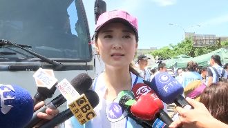 遇亂流「乘客第一」　空姐慘撞歪鼻梁