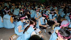空服罷工徹夜靜坐　繳證施壓長榮（2）長榮航空公司勞資雙方因對日支費與禁搭便車條款無共識，工會宣布20日下午4時起展開罷工，工會成員表示，將徹夜靜坐抗爭。中央社記者吳睿騏桃園攝　108年6月20日