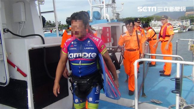 玩風箏衝浪無風失動力　河上漂流獲救
