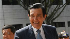 高院定讞審  馬英九洩密案出庭前總統馬英九（前）被控教唆洩密案，高院更一審21日下午2點半開庭審理，依照刑事訴訟法規定，這次的更一審將為定讞審，不得再上訴，馬英九準時到達高院。中央社記者施宗暉攝  108年6月21日