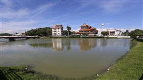 防登革熱　韓國瑜：升金獅湖水位養魚吃孑孓為防登革熱疫情繼續擴大，高雄市長韓國瑜21日表示，將引進生物防治工法，由水利局把金獅湖水位拉高1至1.5公尺，養魚吃病媒蚊幼蟲孑孓。圖為高雄金獅湖。中央社記者董俊志攝　108年6月21日