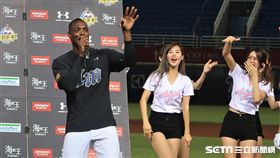 桃猿洋投李茲賽後頒獎秀饒舌歌喉。（圖／記者王怡翔攝影）