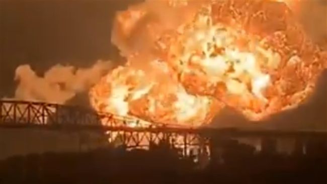 美煉油廠又爆炸　夜空被火光照到通紅