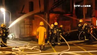 萬華火燒屋！14輛機車全燒毀