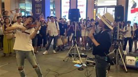 野生丁噹與街頭提琴手當場即興「尬歌」獻唱。（圖／翻攝自丁噹Instagram）