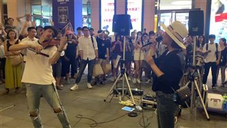 野生歌后突現身！街頭藝人信義區尬歌