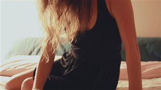 老公偷吃人妻　正宮哭倒祖宗牌位前