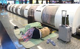 長榮罷工第3天　旅客夜宿機場等簽轉