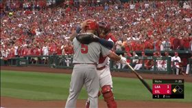  ▲普侯斯（Albert Pujols）重回發跡地，打擊前和紅雀捕手莫里納（Yadier Molina）擁抱。（圖／翻攝自MLB官網）