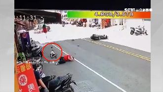 閃轉彎車失控自摔　機車撞倒無辜行人