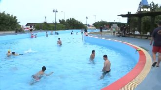遊客中心變水樂園！沙岸邊泳池超消暑