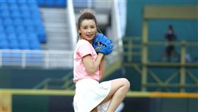 ▲演員吳婉君受邀到桃園青埔球場開球。（圖／Lamigo球團提供）