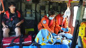 闖離島飛高山　黑鷹直升機2天救5命（