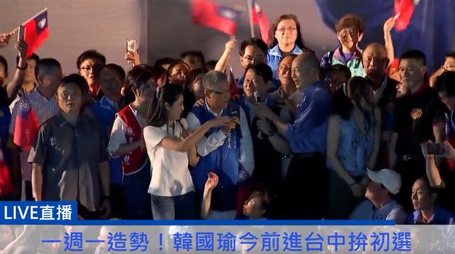 台語歌不會唱？韓造勢麥克風急塞他人