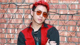 ozi接受三立新聞網金曲專訪。（記者邱榮吉/攝影）