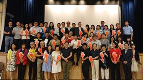 十二年國教課綱完成審議台灣首次有學生委員參與的十二年國教課綱，歷經2年6個月又29天的討論，22日傍晚正式完成審議，課審會委員等人合影留念。（教育部提供）中央社記者陳至中傳真　108年6月22日