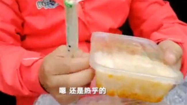 只為讓同事吃到熱飯！正妹每天跳崖