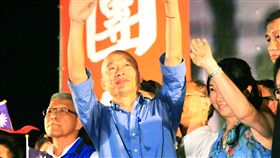 韓國瑜現身台中造勢　感謝支持者相挺高雄市長韓國瑜（中）22日晚間到台中出席大型造勢活動，在太鼓陣及旗手開道下登台，感謝所有支持者熱情相挺。中央社記者蘇木春攝　108年6月22日