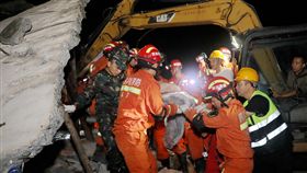 四川宜賓強震　13死200傷（1）四川省宜賓市長寧縣17日深夜發生規模6.0地震，震源深度16公里，截至下午近4時，已造成13死、200人受傷。圖為一名遇難者被救援人員抬出。（中新社提供）中央社記者陳家倫北京傳真　108年6月18日