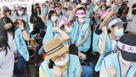 長榮空服員於南崁總公司罷工現場(圖/記者林士傑攝)