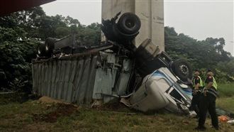 驚險！國道貨櫃車疑失控衝落橋翻覆