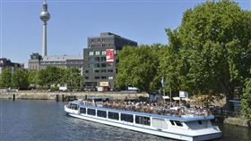 德國柏林亞諾維茲橋（Jannowitz Bridge）,觀光船（圖／翻攝自推特）
