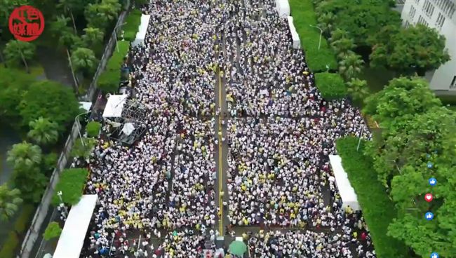 為台寫新頁！反紅媒遊行民眾風雨無阻