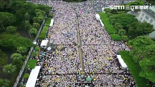 反紅媒！傘花齊放…人潮塞滿溢出凱道