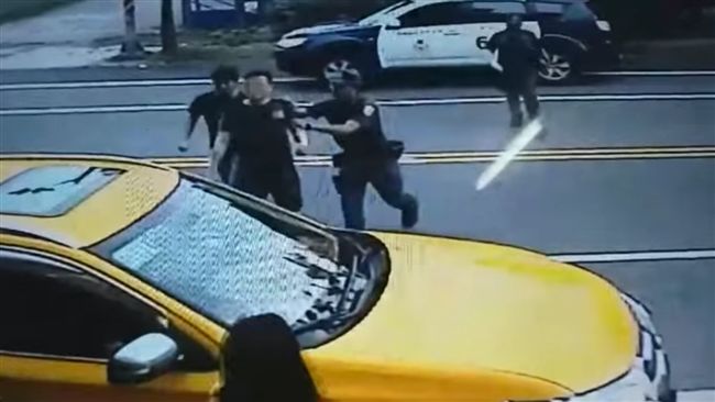 惡煞在警面前爆打運將　妻斥治安敗壞