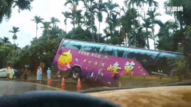 進香團遊覽車衝出邊坡　9女1男受傷
