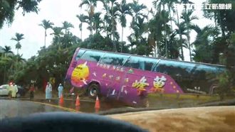 進香團遊覽車衝出邊坡　9女1男受傷