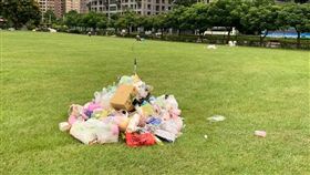 韓粉素質？韓國瑜台中造勢完不只滿地垃圾　還有2坨…（圖／翻攝自我愛小來（台中市惠來遺址保護協會）臉書）