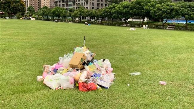 韓粉素質？造勢完滿地垃圾還有2坨…