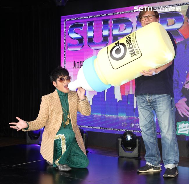 曹格以全新身分「曹小格」推出全新創作專輯「曹小格Super Junior」，滾石段鍾潭總經理現身力挺。（記者林士傑/攝影）