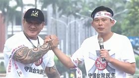 黃國昌與館長握手（翻攝自飆捍臉書）