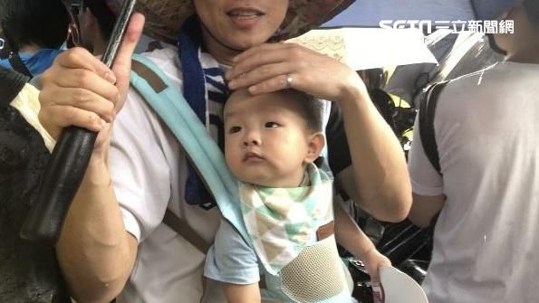 反紅媒出現最帥風景！奶爸要萌娃勇敢
