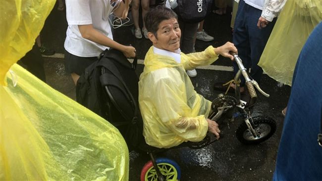 反紅媒／小兒麻痺阿公越過人潮挺到底