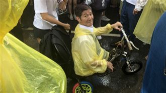 反紅媒／小兒麻痺阿公越過人潮挺到底