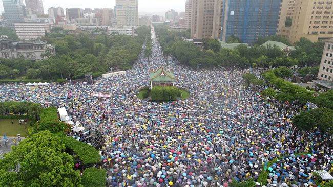 反紅媒遊行擠爆凱道　震撼空拍照曝光