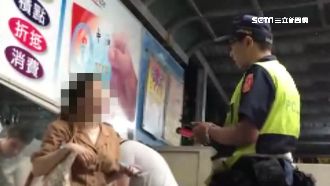 獨／闖紅燈挨罰　警遭控追女廁強開單