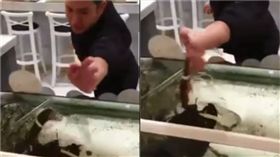 男店員與龍蝦擊掌。（圖／翻攝自●【爆笑公社】●）