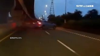 疑車速快超車失控　轎車甩尾飛車入田