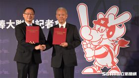 ▲味全龍加盟記者會，會長吳志揚和頂新魏應充交換加盟協議書。（圖／記者王怡翔攝影）