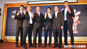 味全龍教練團比出W代表味全的手勢。（圖／記者王怡翔攝影）