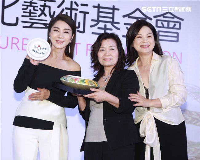 「桂田文化藝術基金會」創辦人楊貴媚與愛心大使陳美鳳。（記者邱榮吉/攝影）