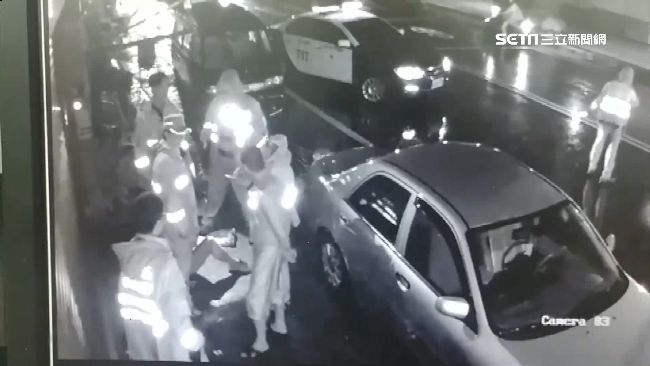 畫面曝光！男街頭持武士刀砍頸再狠踹