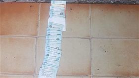 健保卡,診所,排隊,地板,爆廢公社　圖／翻攝自臉書爆廢公社